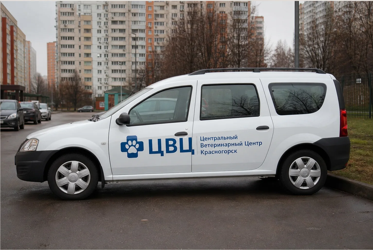 Белый автомобиль службы «ЦВЦ Красногорск» на фоне жилого дома.