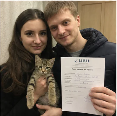Хозяева с котёнком и бланком выездного приёма